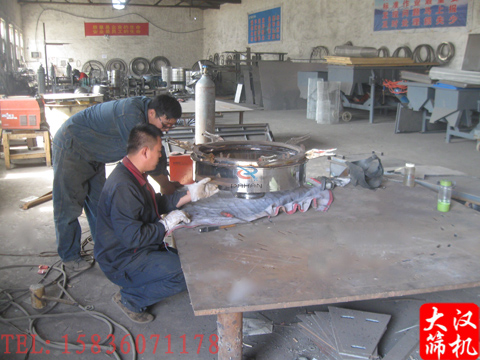 單側(cè)電機(jī)直排篩生產(chǎn)現(xiàn)場(chǎng)